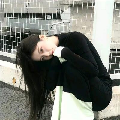 坐在酒吧里吃蛋糕